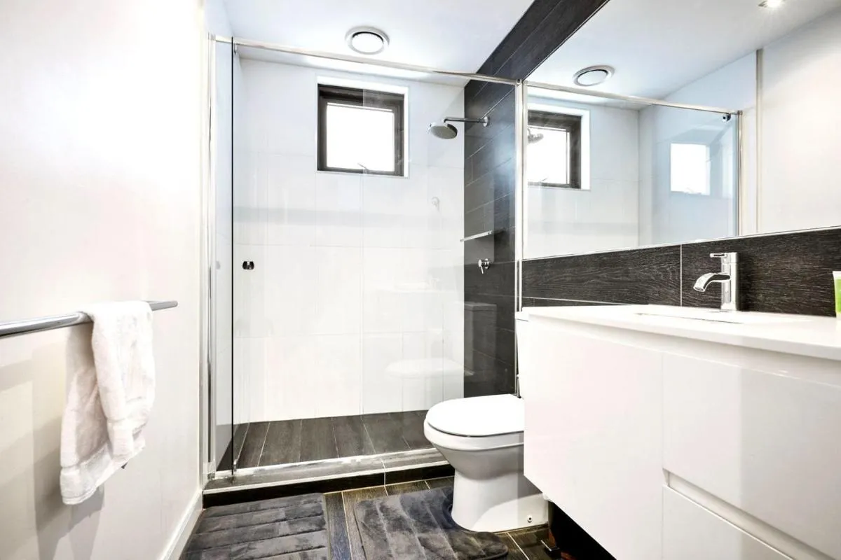 2BR Apartment with Ocean Views Parking — 3