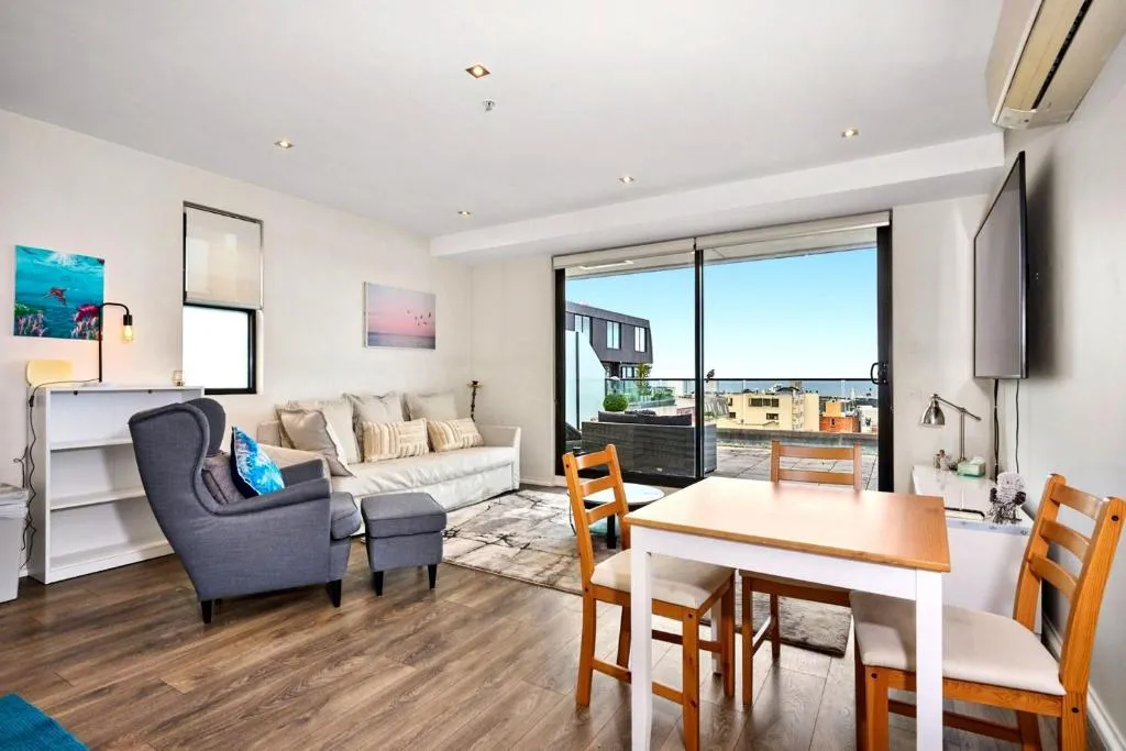 2BR Apartment with Ocean Views Parking