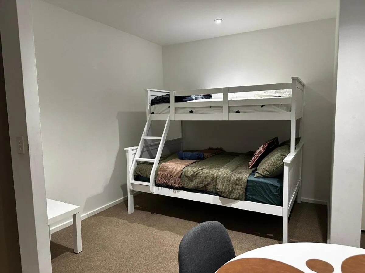 2 BR apt close to Southern Cross — 2
