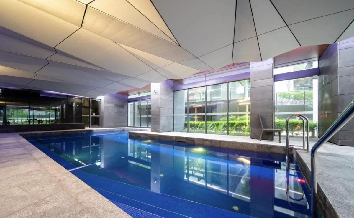 3 Bed inner CBD Next to Skybus with Pool Gym Sauna — 4