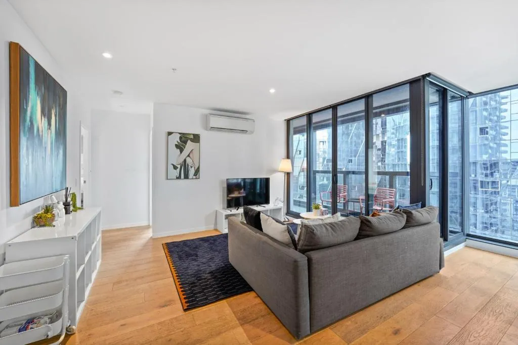 3 Bed inner CBD Next to Skybus with Pool Gym Sauna