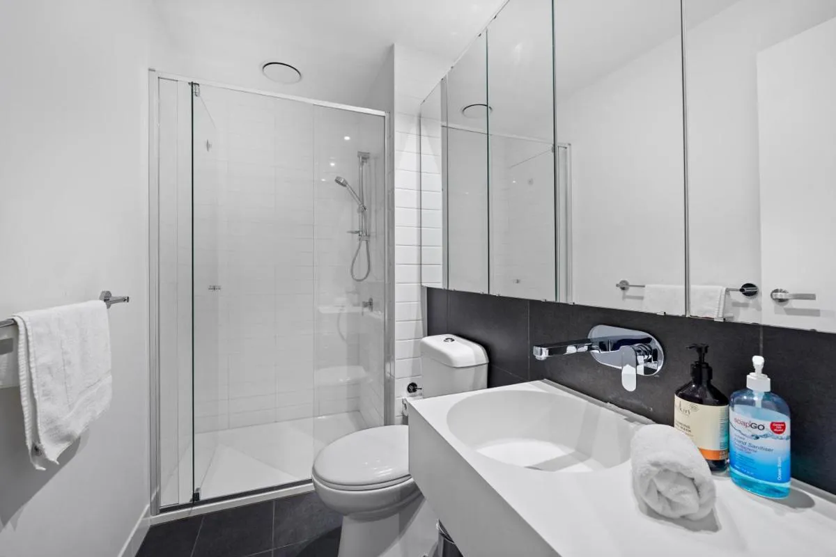 3 Bed inner CBD Next to Skybus with Pool Gym Sauna — 3