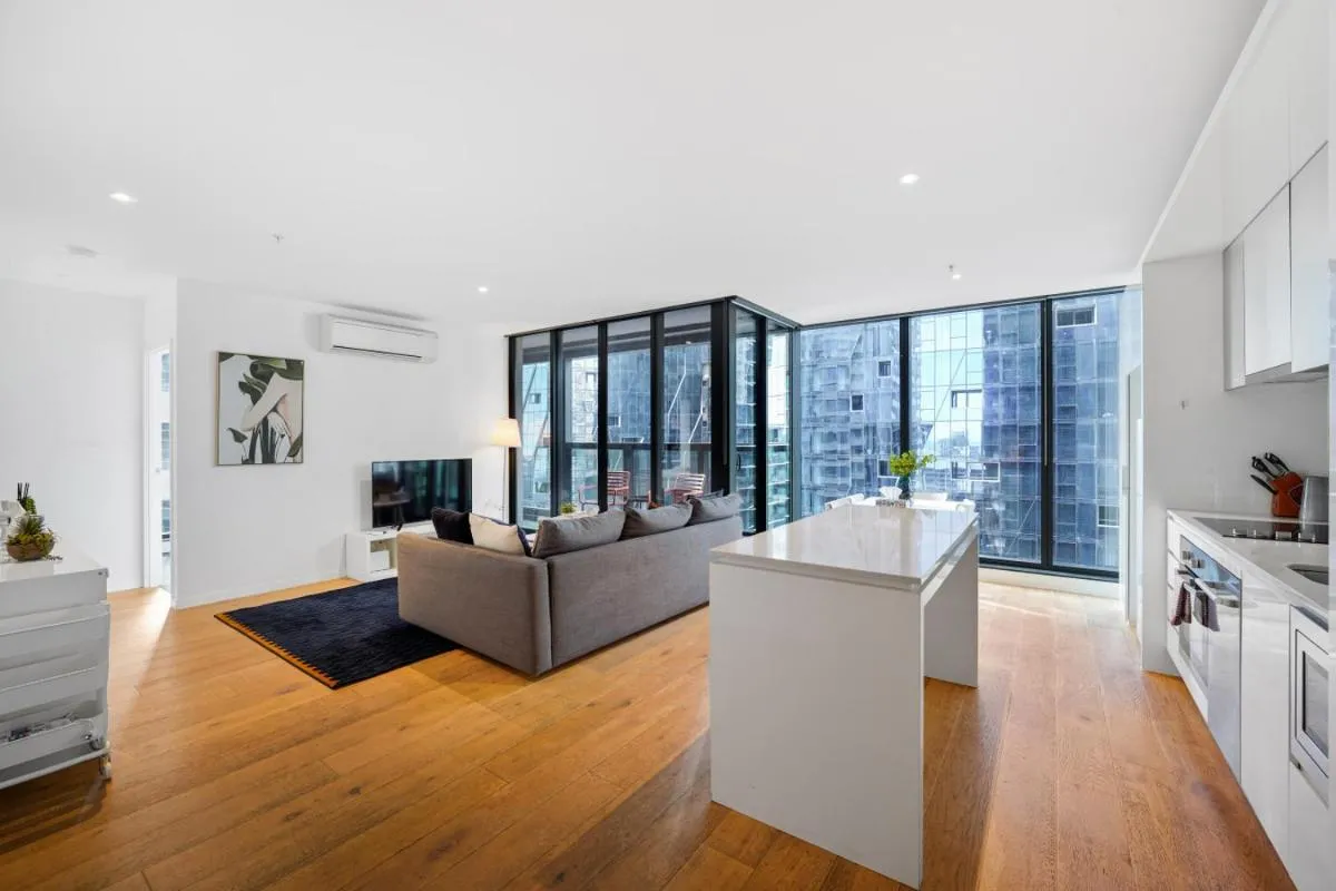 3 Bed inner CBD Next to Skybus with Pool Gym Sauna — 5
