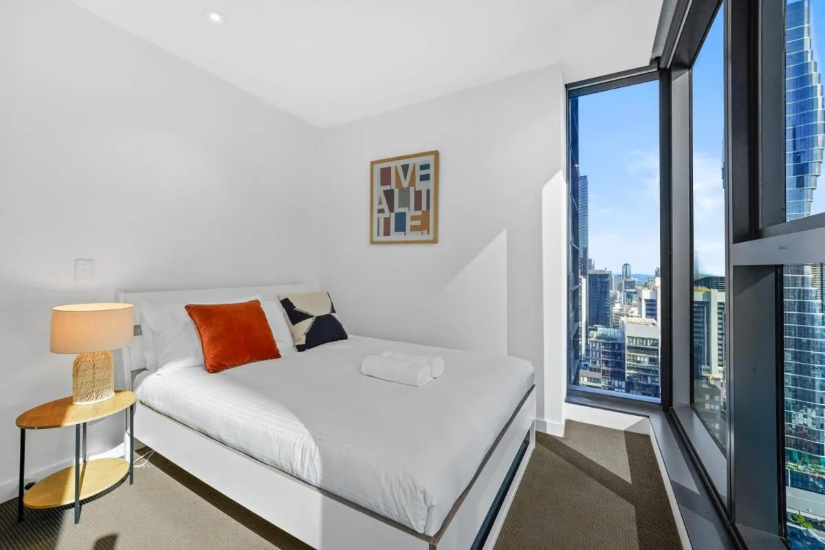 3 Bed inner CBD Next to Skybus with Pool Gym Sauna — 2