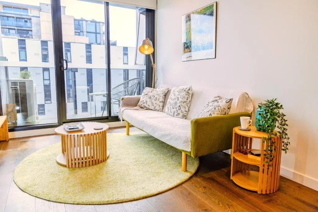 3 bed Apt near hospital, Uni & CBD – free parking!