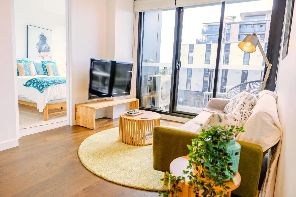 3 bed Apt near hospital, Uni & CBD – free parking! — 3