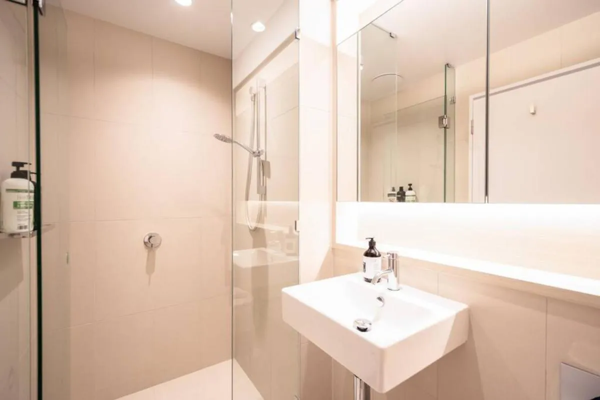 811D High rise Abnb-style 2BR Apt with City view Free parking — 3