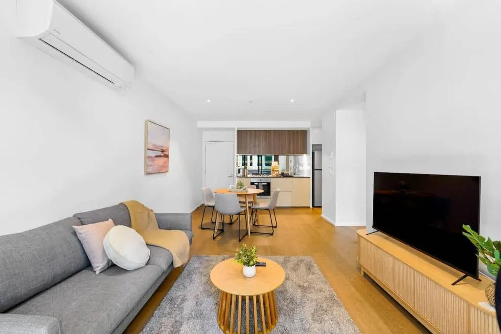 889 Collins – Modern Executive 1BR Apt at Docklands