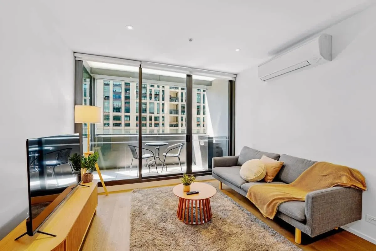 889 Collins – Modern Executive 1BR Apt at Docklands — 2