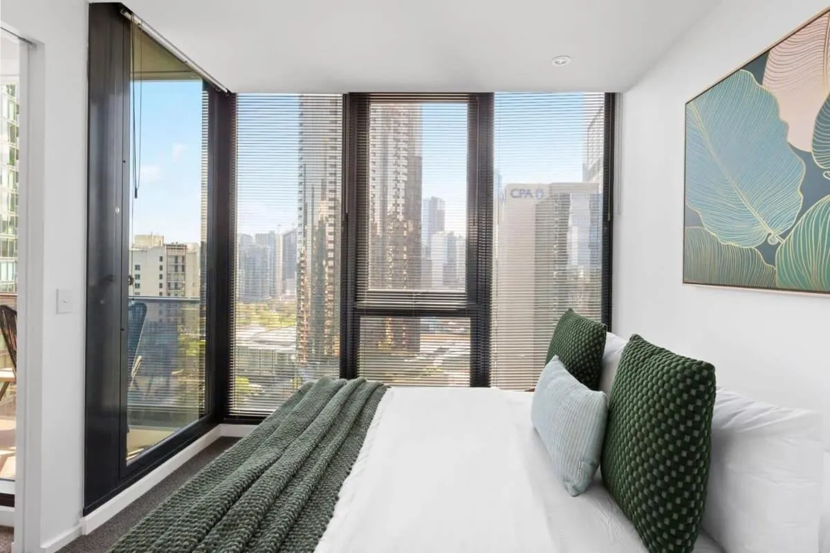 A Modern 2BR Apt with City Views FREE Parking — 2
