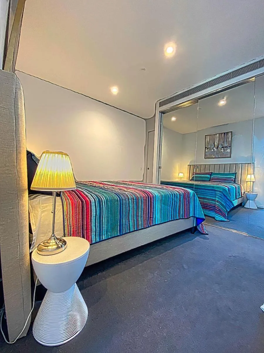 Aus108 – 1B1B with breathtaking city views — 4