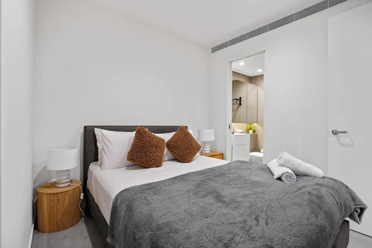 Australia 108 Next to Crown 2 Bed 2 Bath Walk to CBD — 2