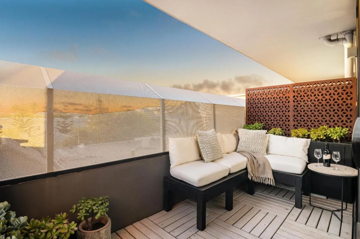 Beachside Gem with Gorgeous Views & Cafes Steps Away! — 2