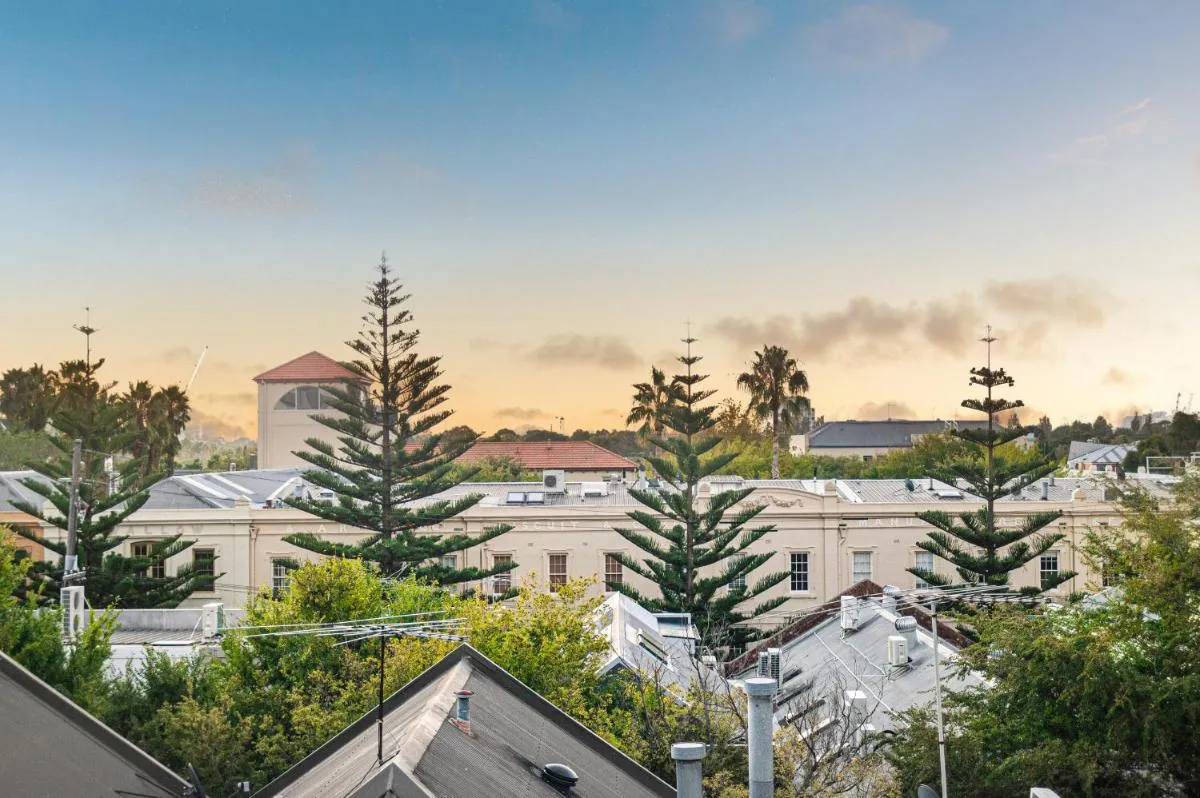 Beachside Gem with Gorgeous Views & Cafes Steps Away! — 3