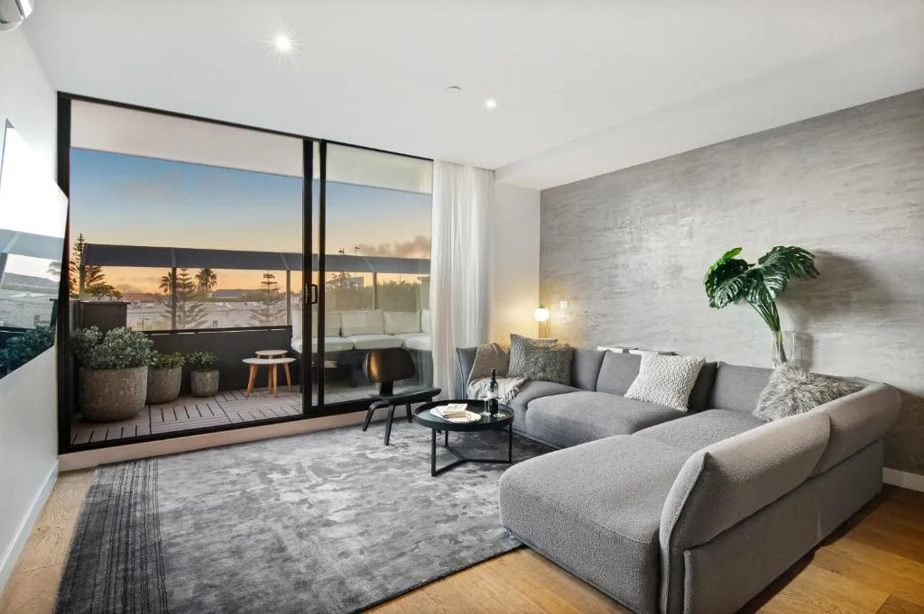 Beachside Gem with Gorgeous Views & Cafes Steps Away!
