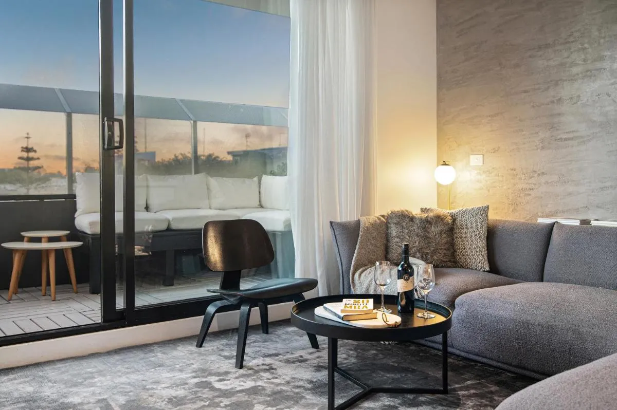 Beachside Gem with Gorgeous Views & Cafes Steps Away! — 4