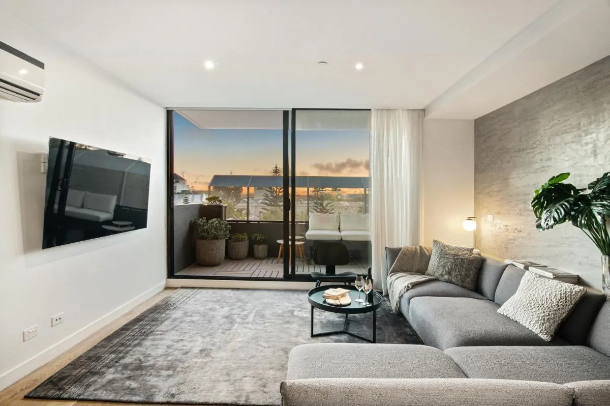 Beachside Gem with Gorgeous Views & Cafes Steps Away! — 5
