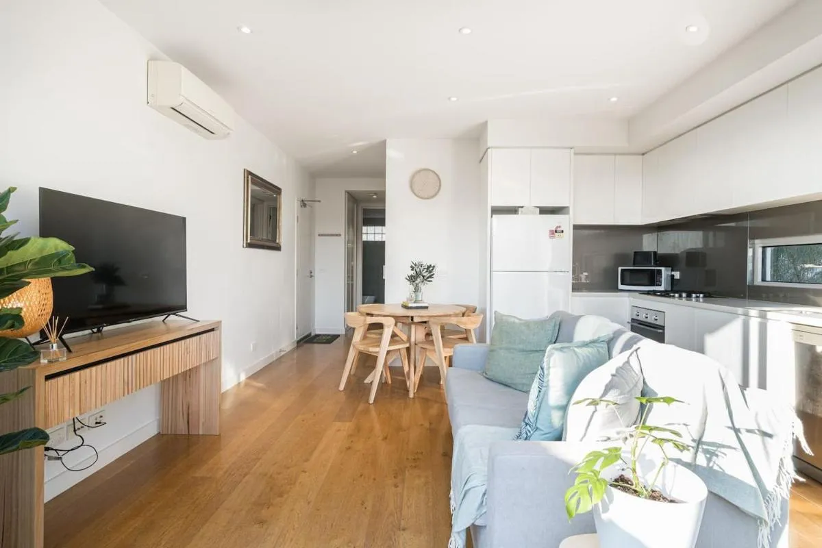 ‘Bon Beachfront Haven’ Cosy Coastal Calm — 4