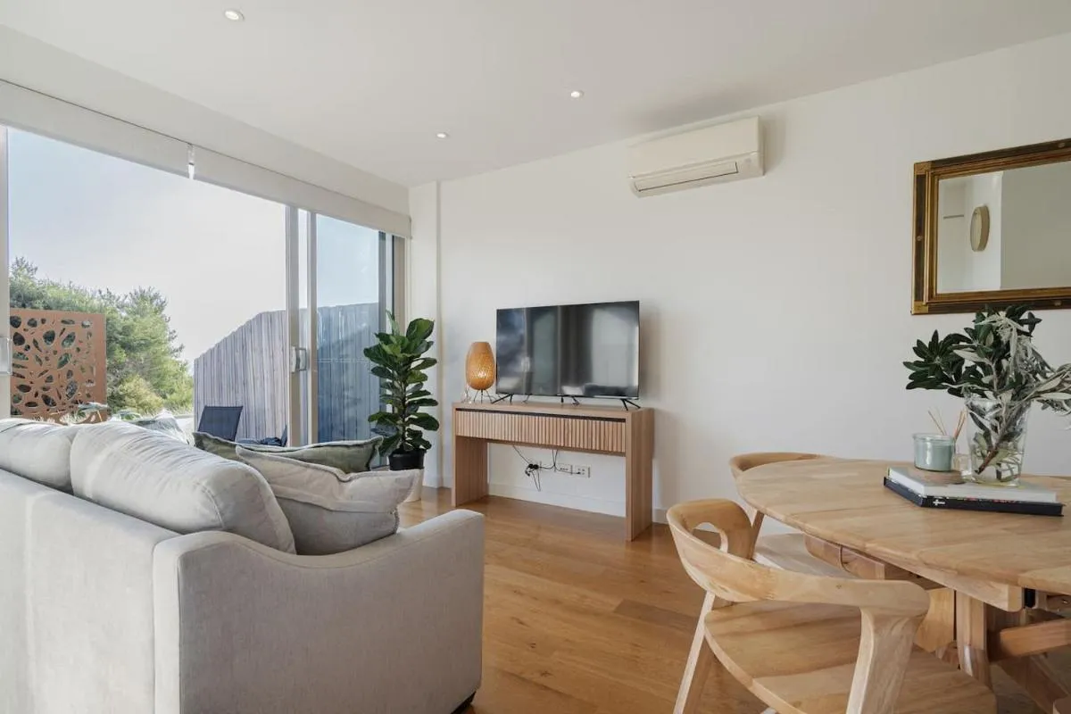 ‘Bon Beachfront Haven’ Cosy Coastal Calm — 5