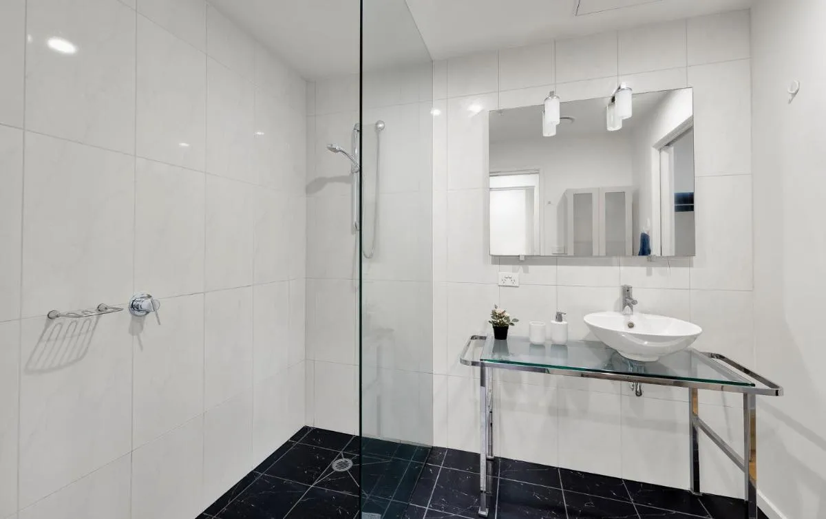 Breathtaking Views – Elegant City Stay – Central Location — 3
