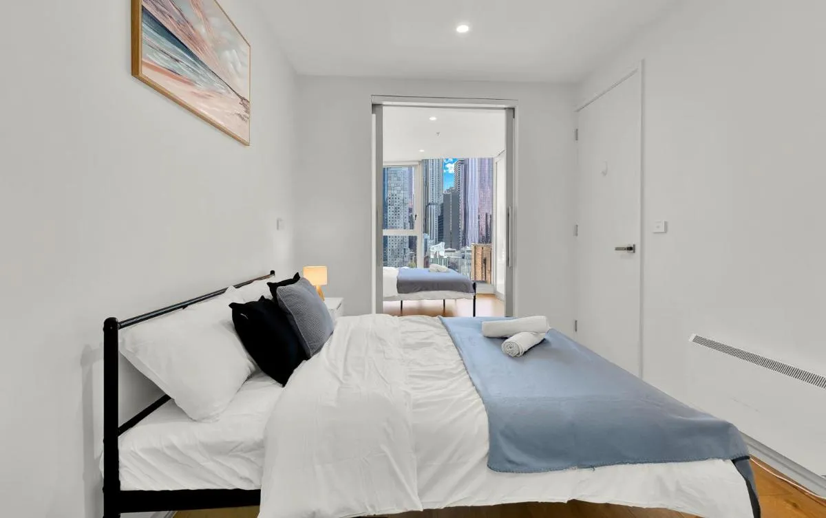 Breathtaking Views – Elegant City Stay – Central Location — 2