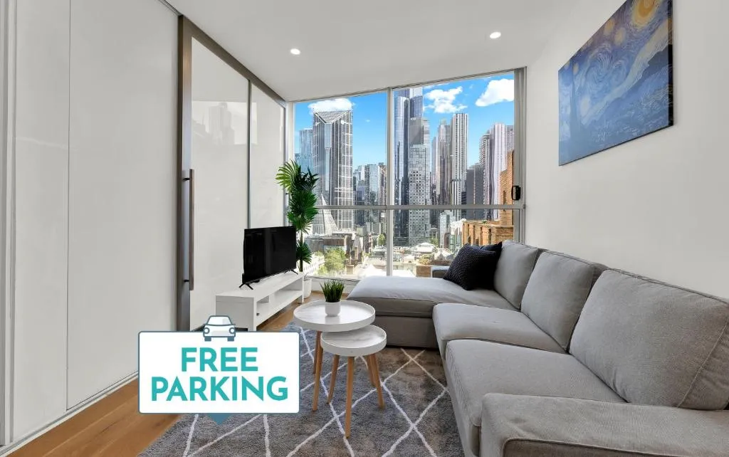 Breathtaking Views – Elegant City Stay – Central Location