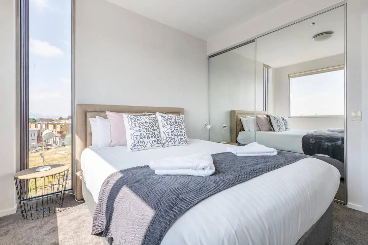Bright, Open Plan-Living with Stunning City Views — 2