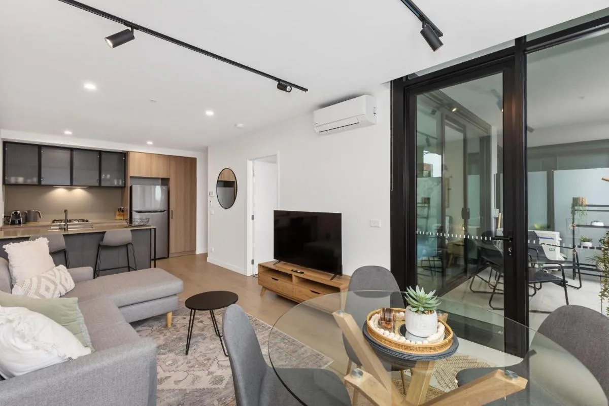Bright and Modern 1BR Apt with Balcony and Car Park — 5