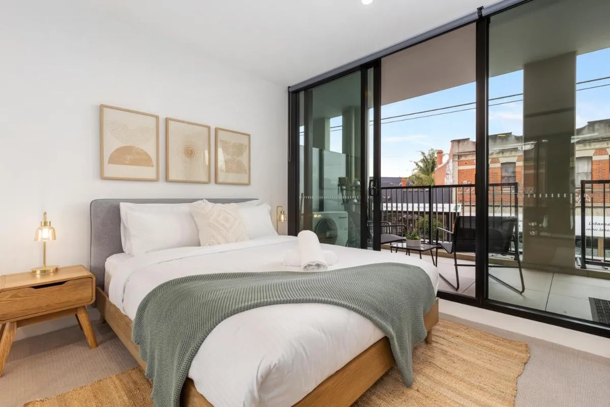 Bright and Modern 1BR Apt with Balcony and Car Park — 2