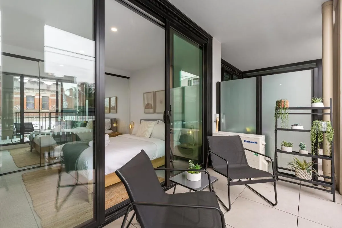 Bright and Modern 1BR Apt with Balcony and Car Park — 4