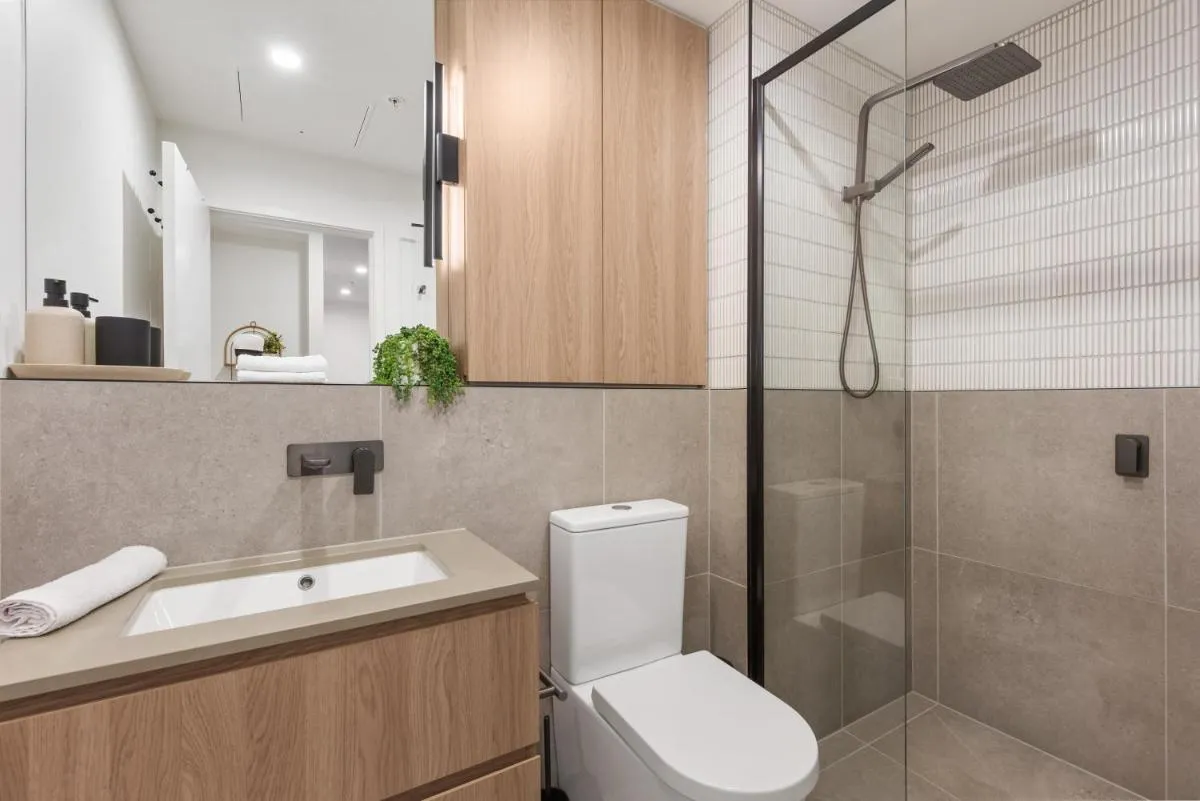 Bright and Modern 1BR Apt with Balcony and Car Park — 3