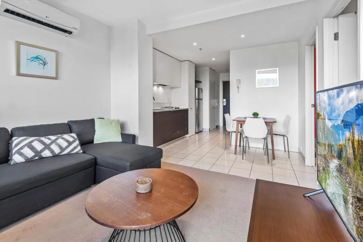 Central 1-Bed Apartment with Secure Parking — 2