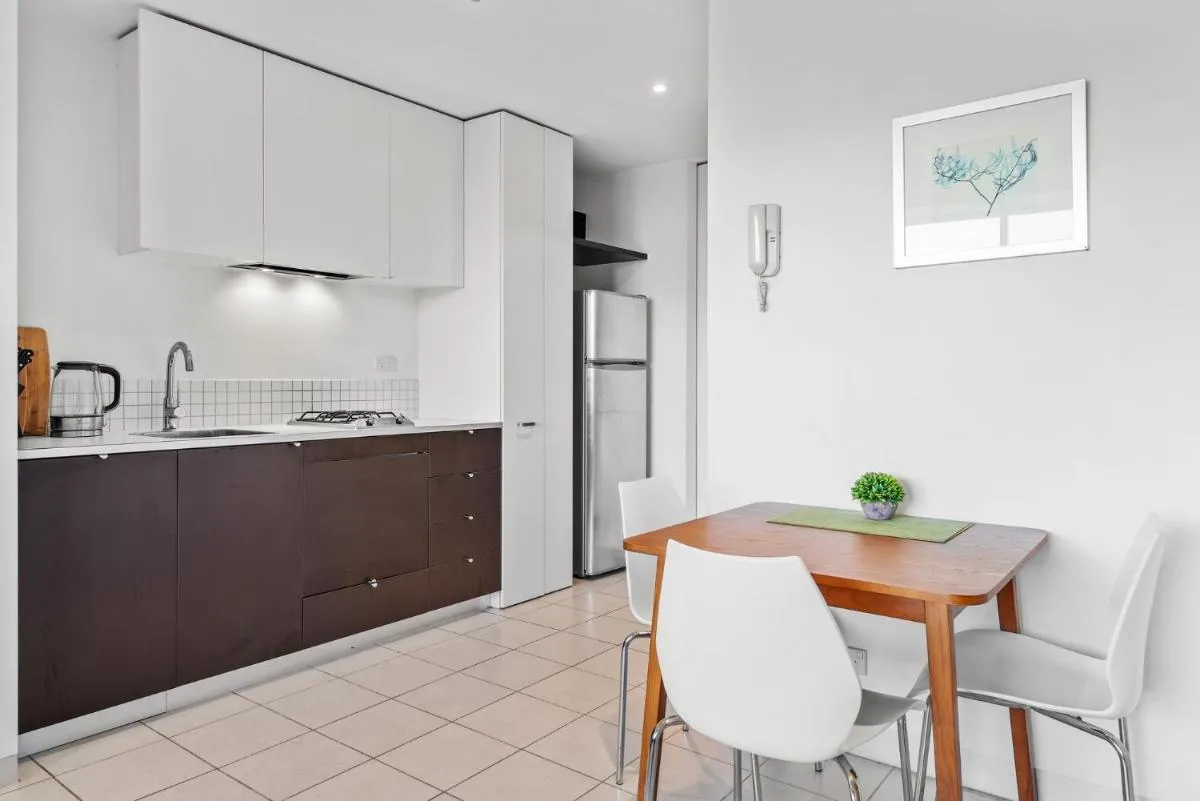Central 1-Bed Apartment with Secure Parking — 3