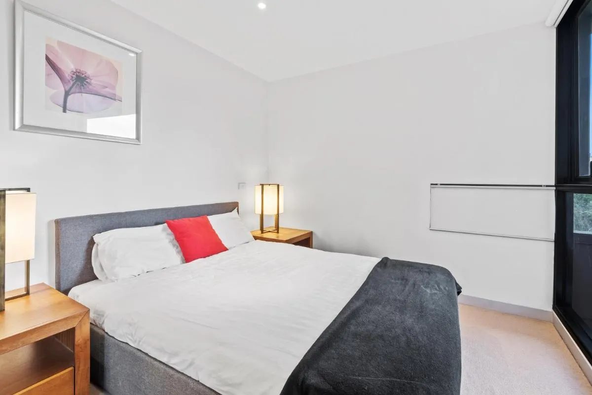 Central 1-Bed Apartment with Secure Parking — 4