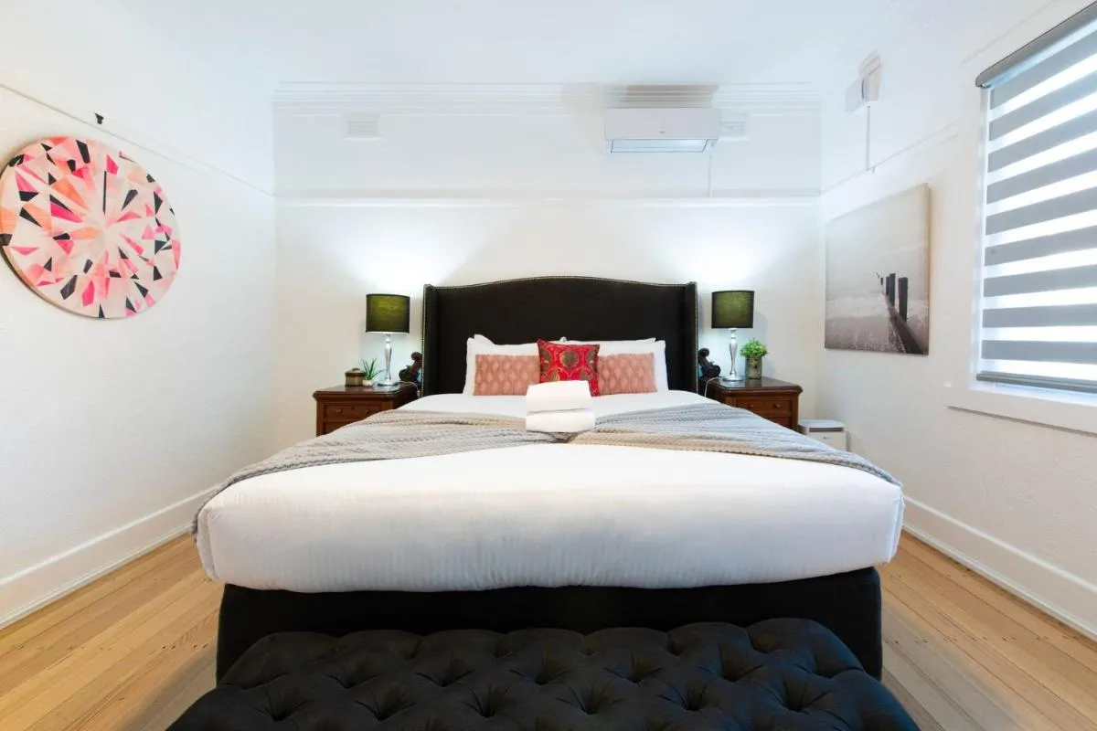 Charming 3-Bedroom Retreat by St Kilda Gardens — 2