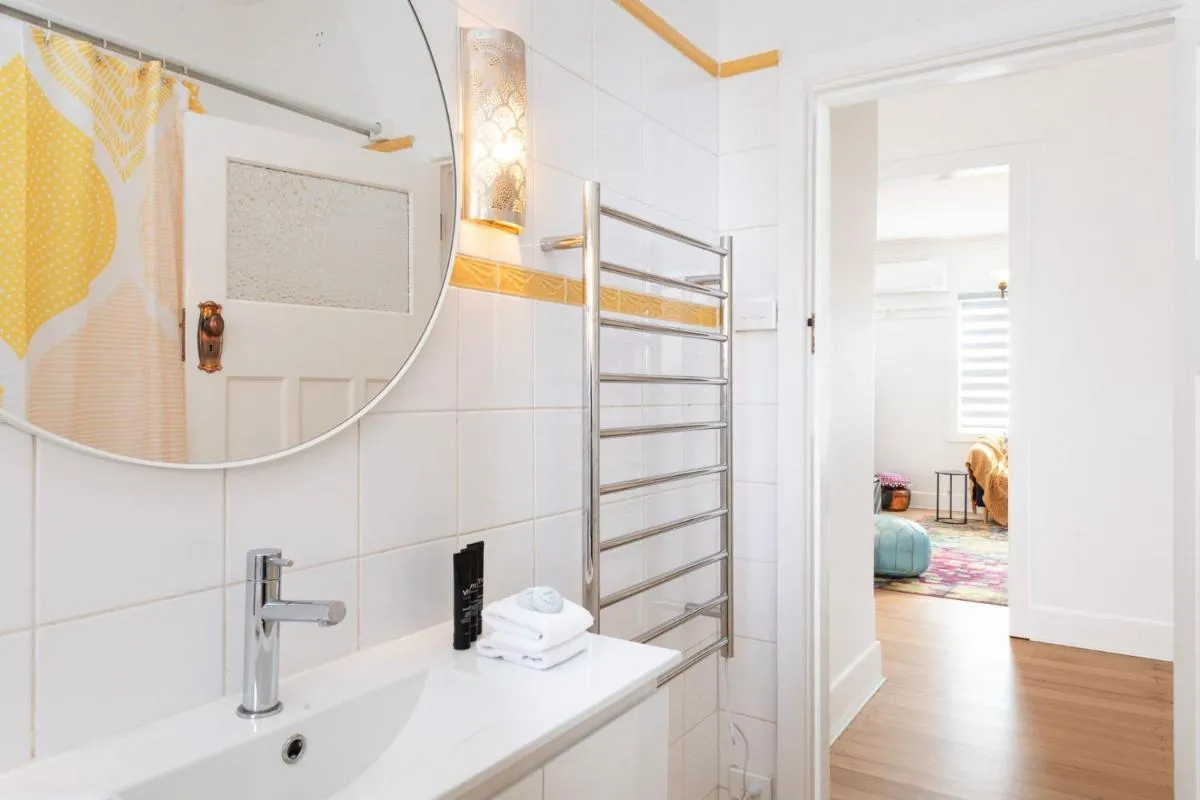 Charming 3-Bedroom Retreat by St Kilda Gardens — 3