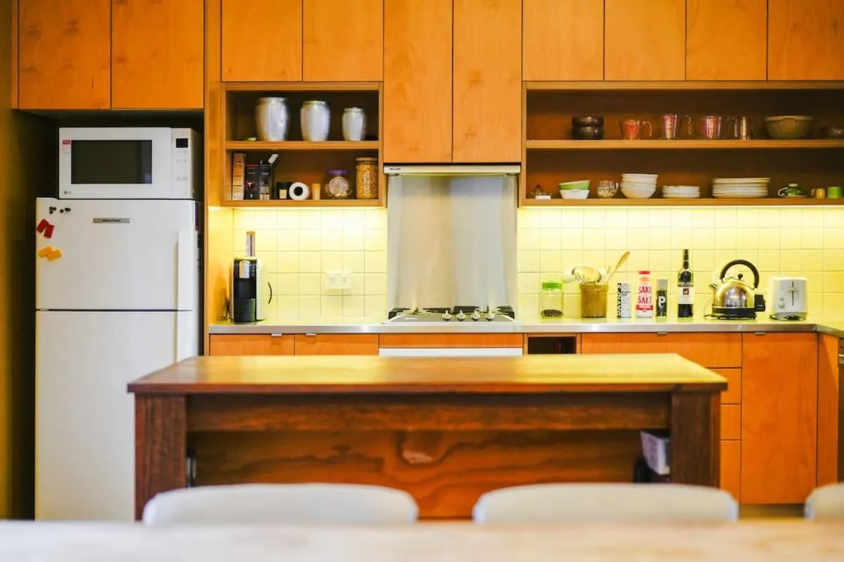 Charming Double Brick Brunswick Bungalow for 4 — 2