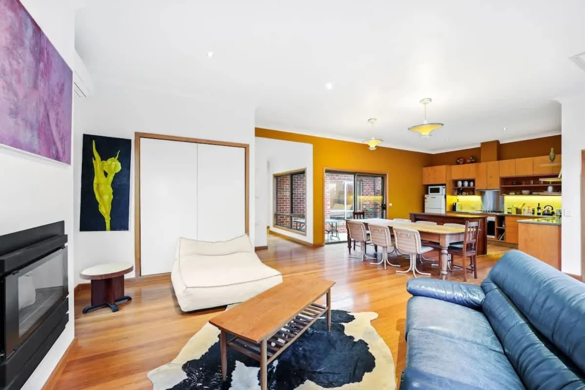 Charming Double Brick Brunswick Bungalow for 4 — 5