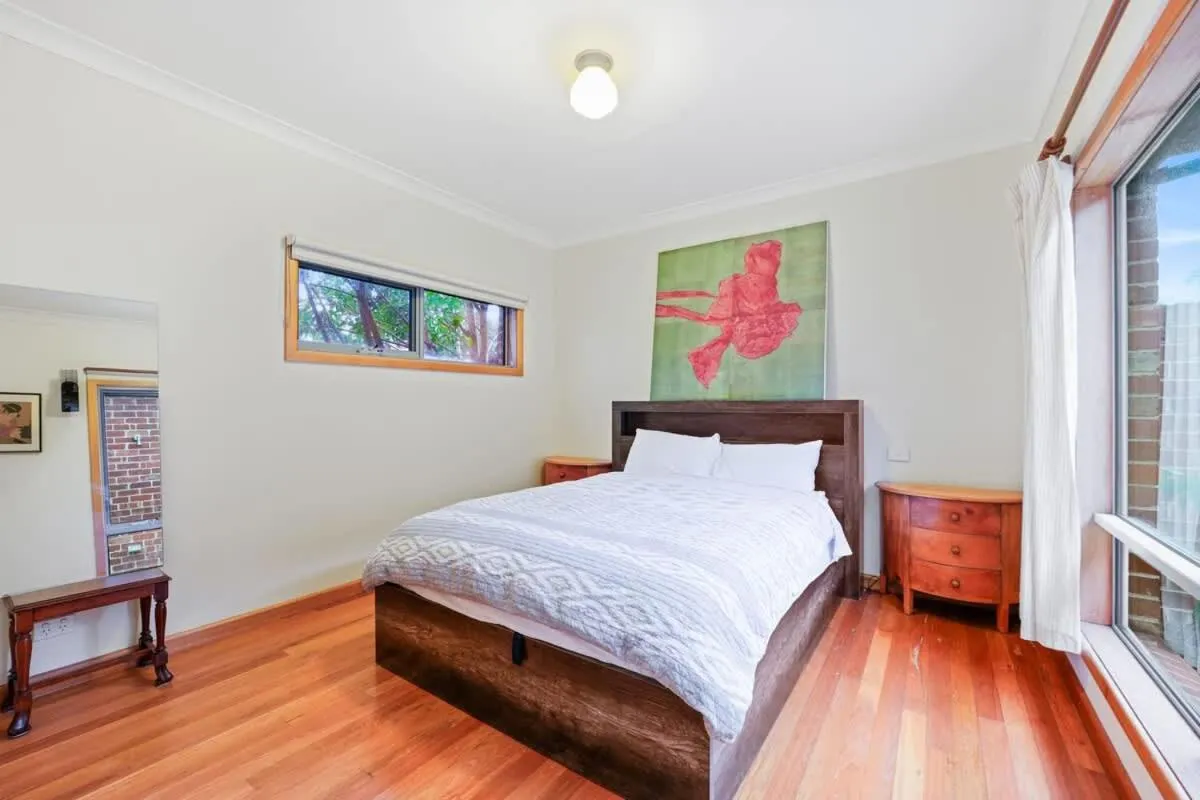 Charming Double Brick Brunswick Bungalow for 4 — 4