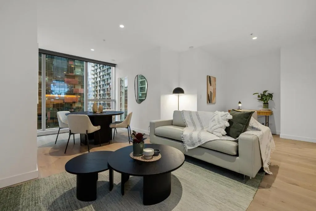 Chic CBD Retreat Pool Gym Sauna Steam Westside Place