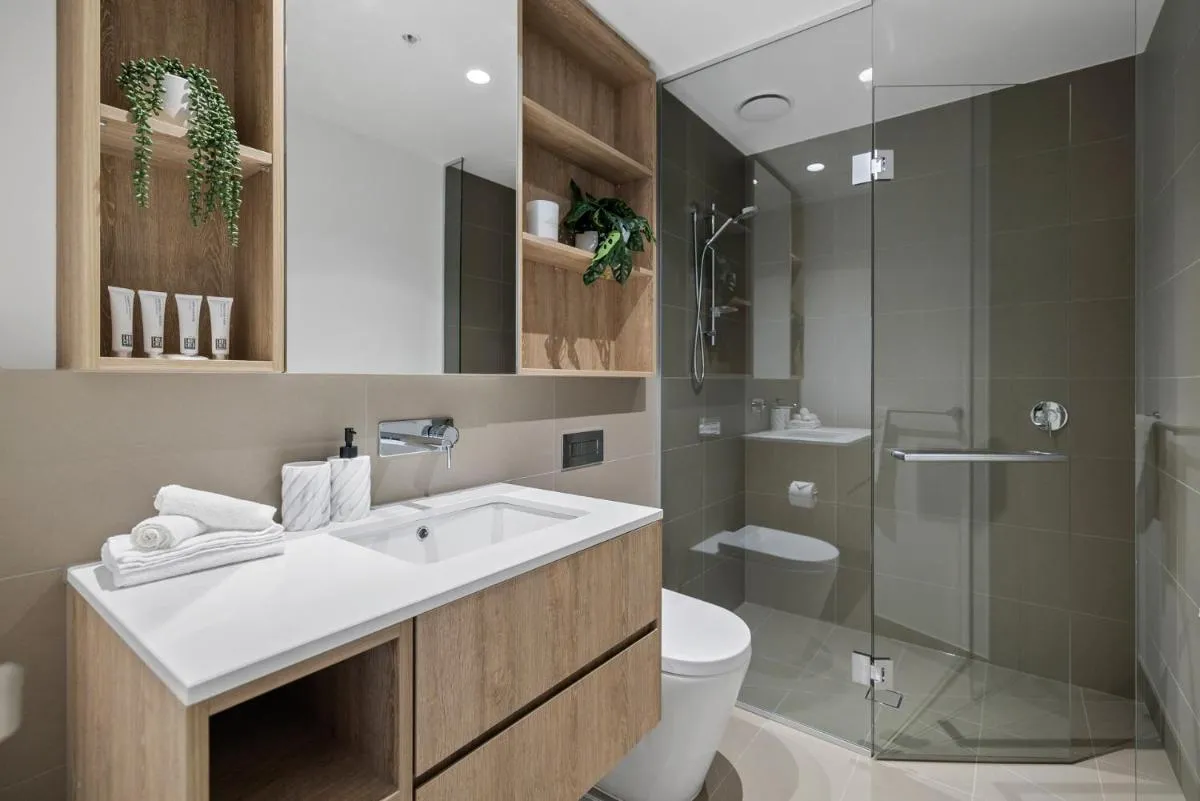Chic CBD Retreat Pool Gym Sauna Steam Westside Place — 3