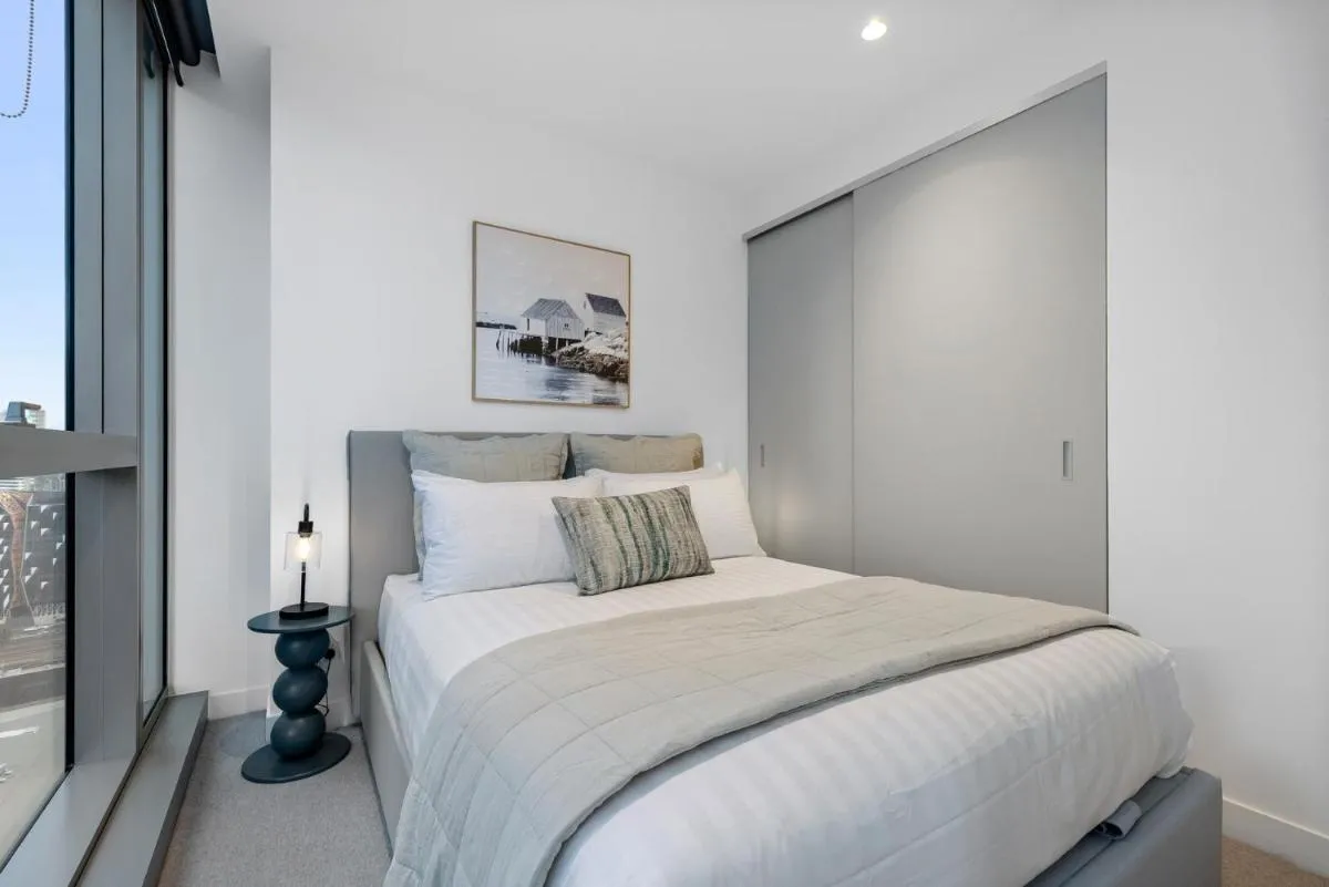 Chic CBD Retreat Pool Gym Sauna Steam Westside Place — 2