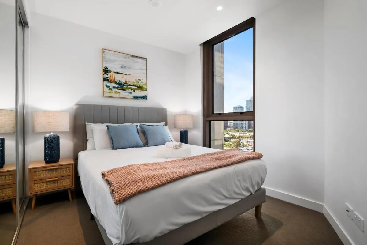 City Center Apt with Separate Office and Lovely Views — 2