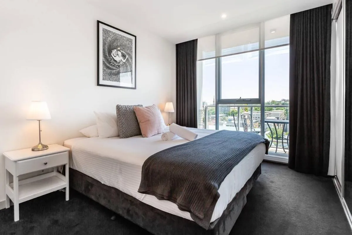 City View Chic in South Yarra with Parking — 2