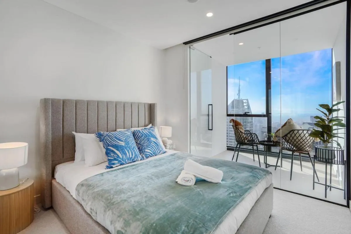 City and Sunrise View 2 Bed 2 Bath above Level 60 next to Skybus — 2