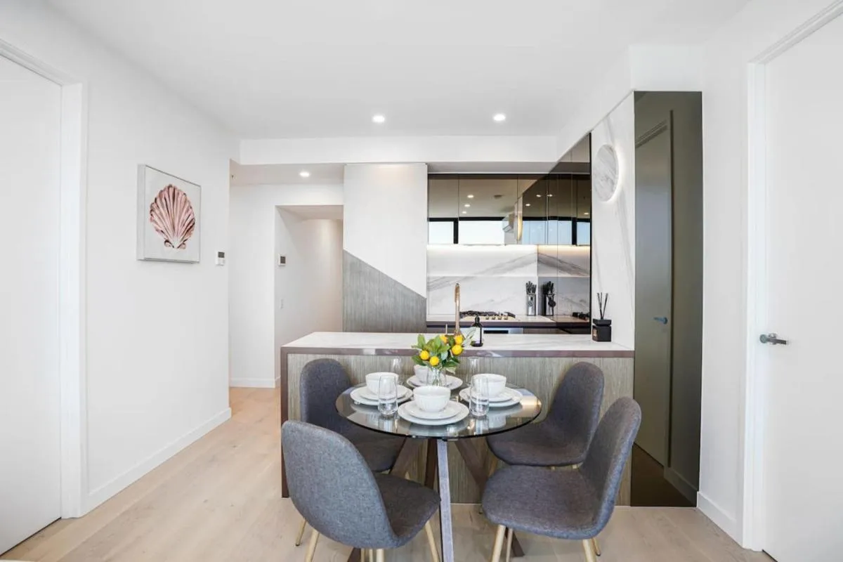 City and Sunrise View 2 Bed 2 Bath above Level 60 next to Skybus — 4
