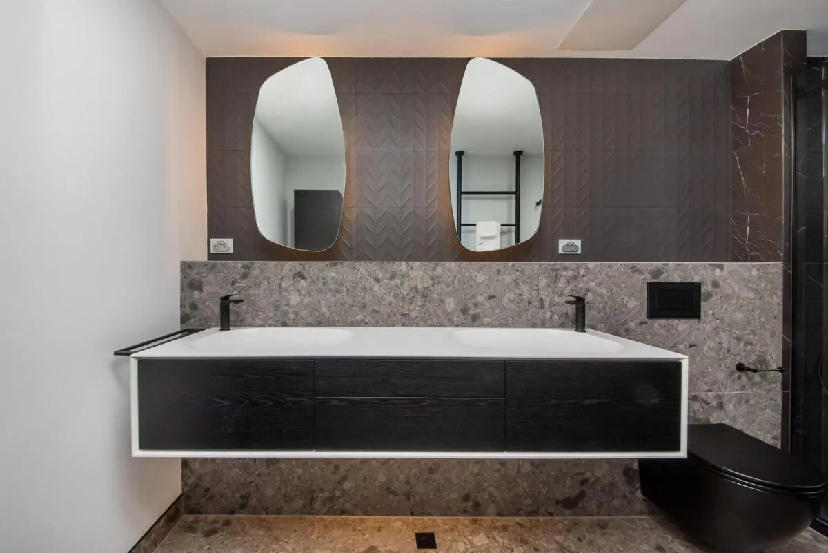 Cloud Nine with Pool Gym and inner city parking for two cars — 3