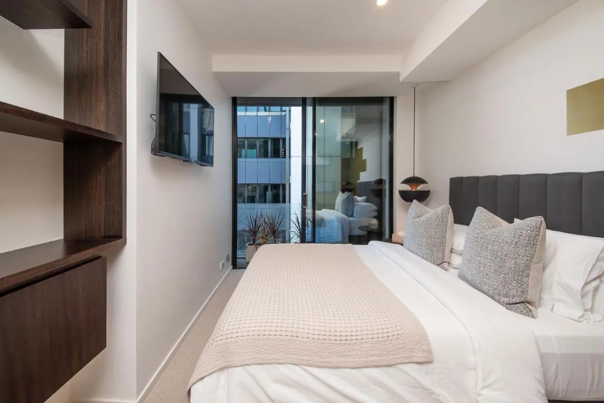 Cloud Nine with Pool Gym and inner city parking for two cars — 2