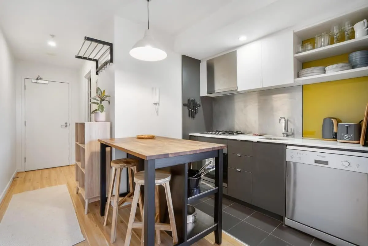Contemporary Footscray Convenience with parking — 4