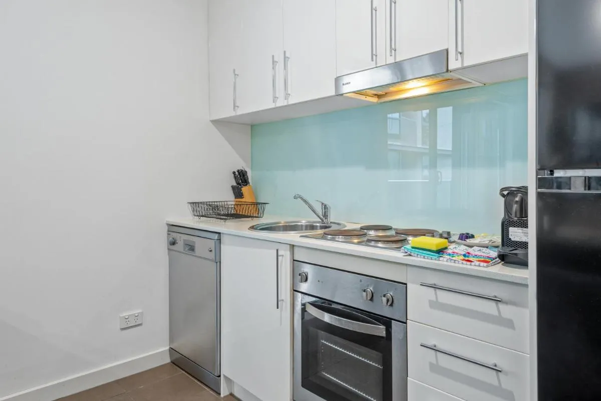 Cosy 1-Bed with Balcony in Trendy St Kilda — 4